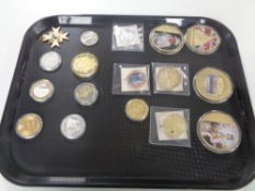 A tray containing a quantity of assorted commemorative coins to include Diamond Jubilee,