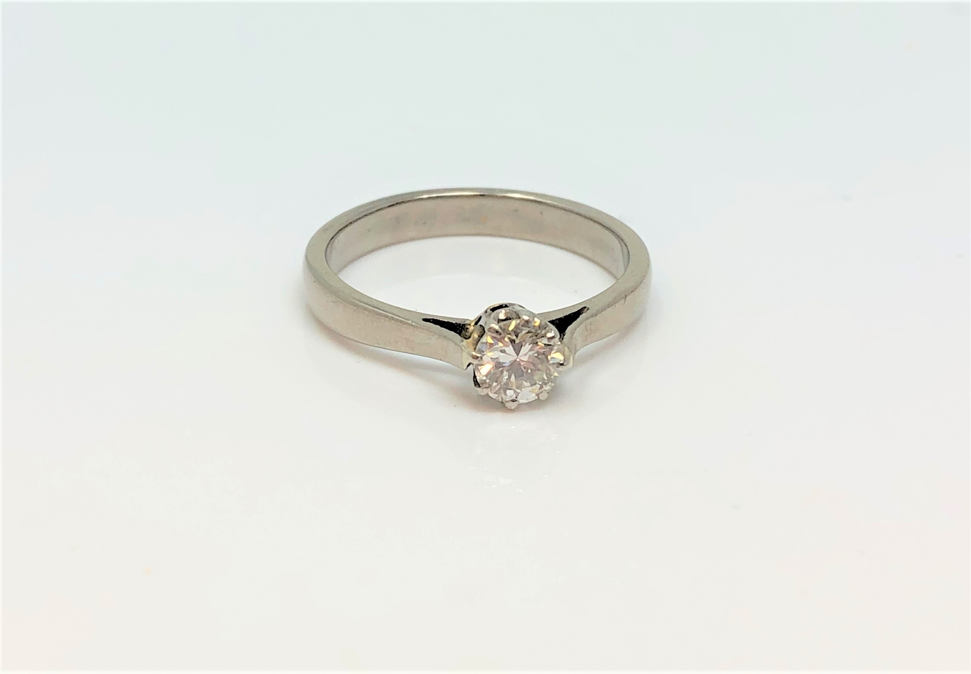 An 18ct gold solitaire diamond ring, approx. 0.
