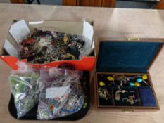 A tray of a quantity of costume jewellery