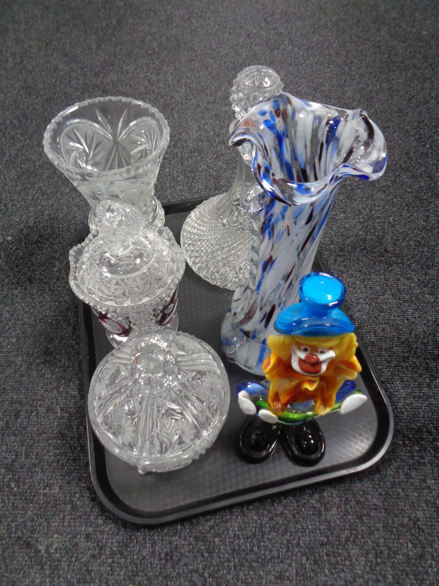 A tray of assorted glass ware to include Murano glass clown, 1970's art glass vase,