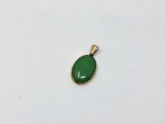 A 9ct yellow gold mounted jade pendant