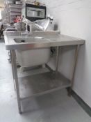 A stainless steel commercial sink with drainer, width 90 cm.