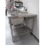 A stainless steel commercial sink with drainer, width 90 cm.