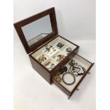 A reproduction jewellery casket containing vintage and later costume jewellery, dress rings etc.