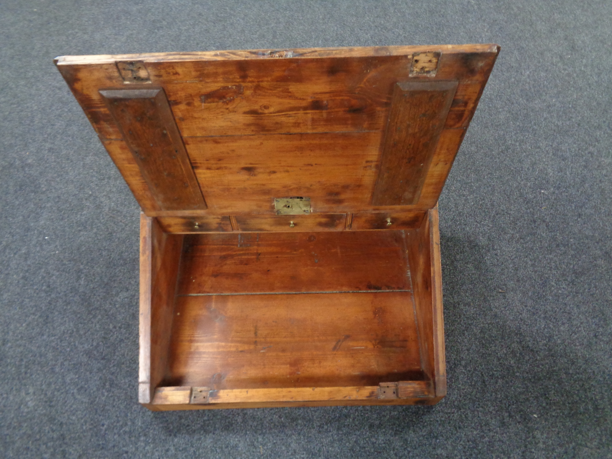 An antique pine clerk's slope fitted three internal drawers - Image 2 of 2