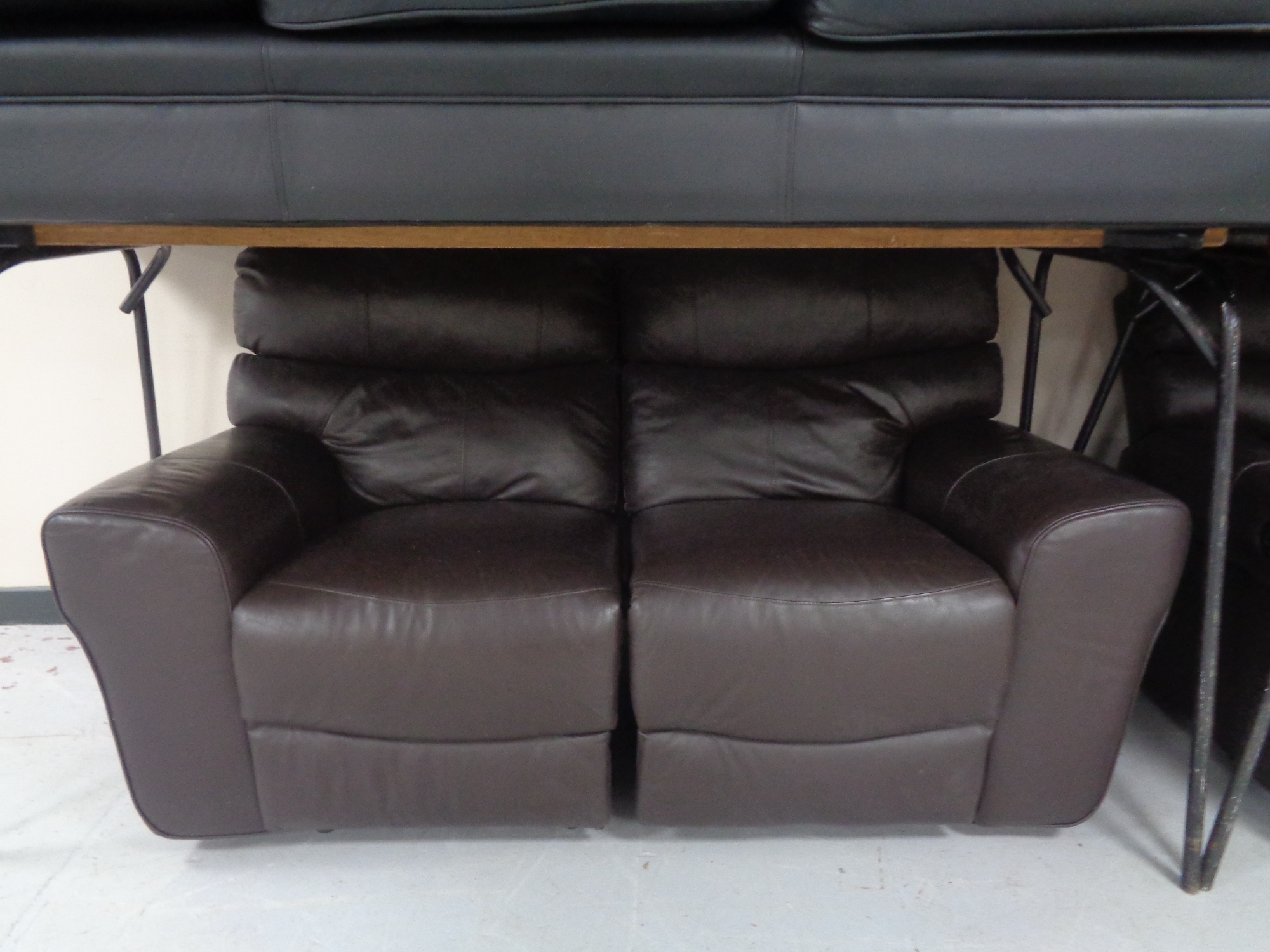 A brown leather manual reclining three seater settee with matching two seater settee. - Image 2 of 3
