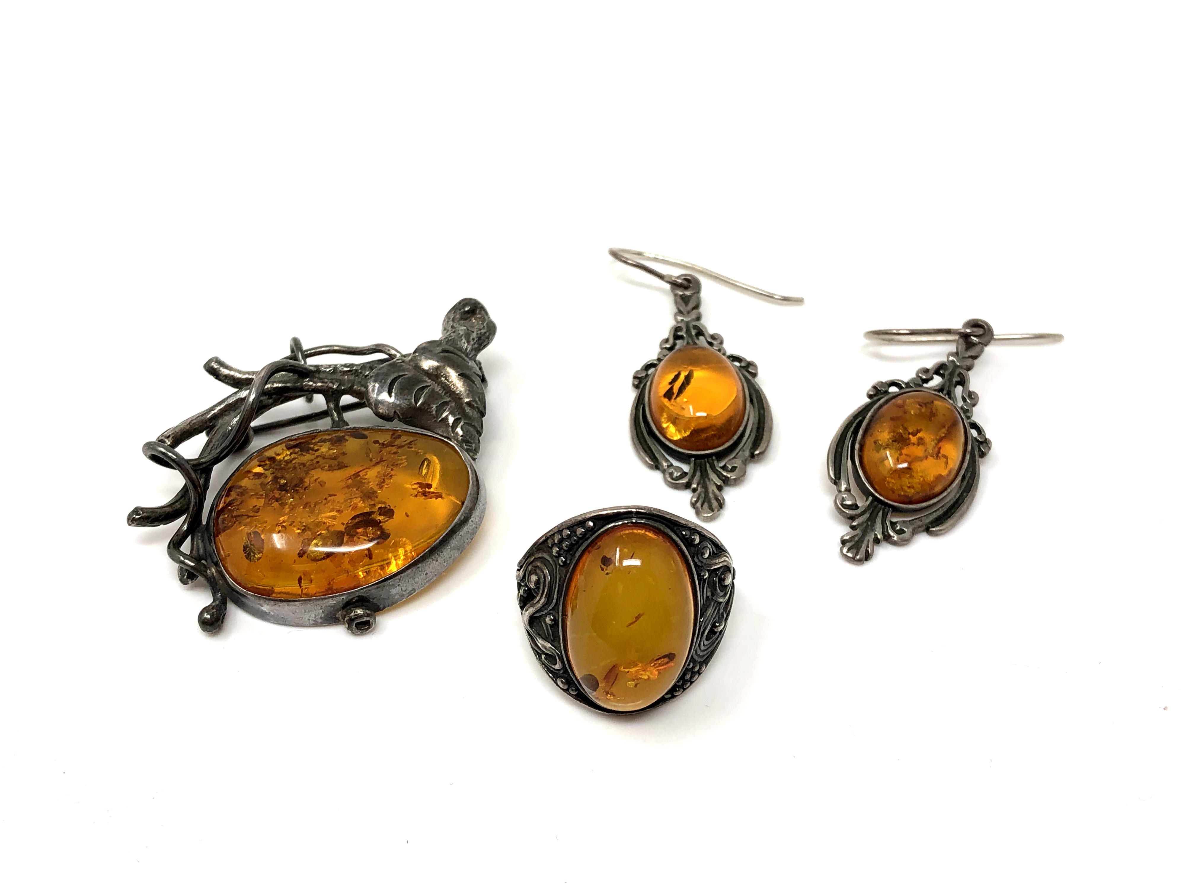 A vintage amber brooch, ring and pair of earrings.