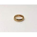 A 9ct gold band ring, 4.1g.