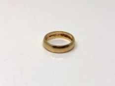 A 9ct gold band ring, 4.1g.