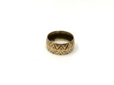 A 9ct gold textured band ring, 4.