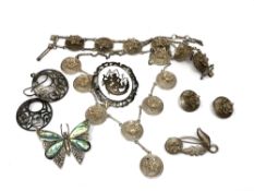 A small quantity of white metal and silver jewellery (Q)