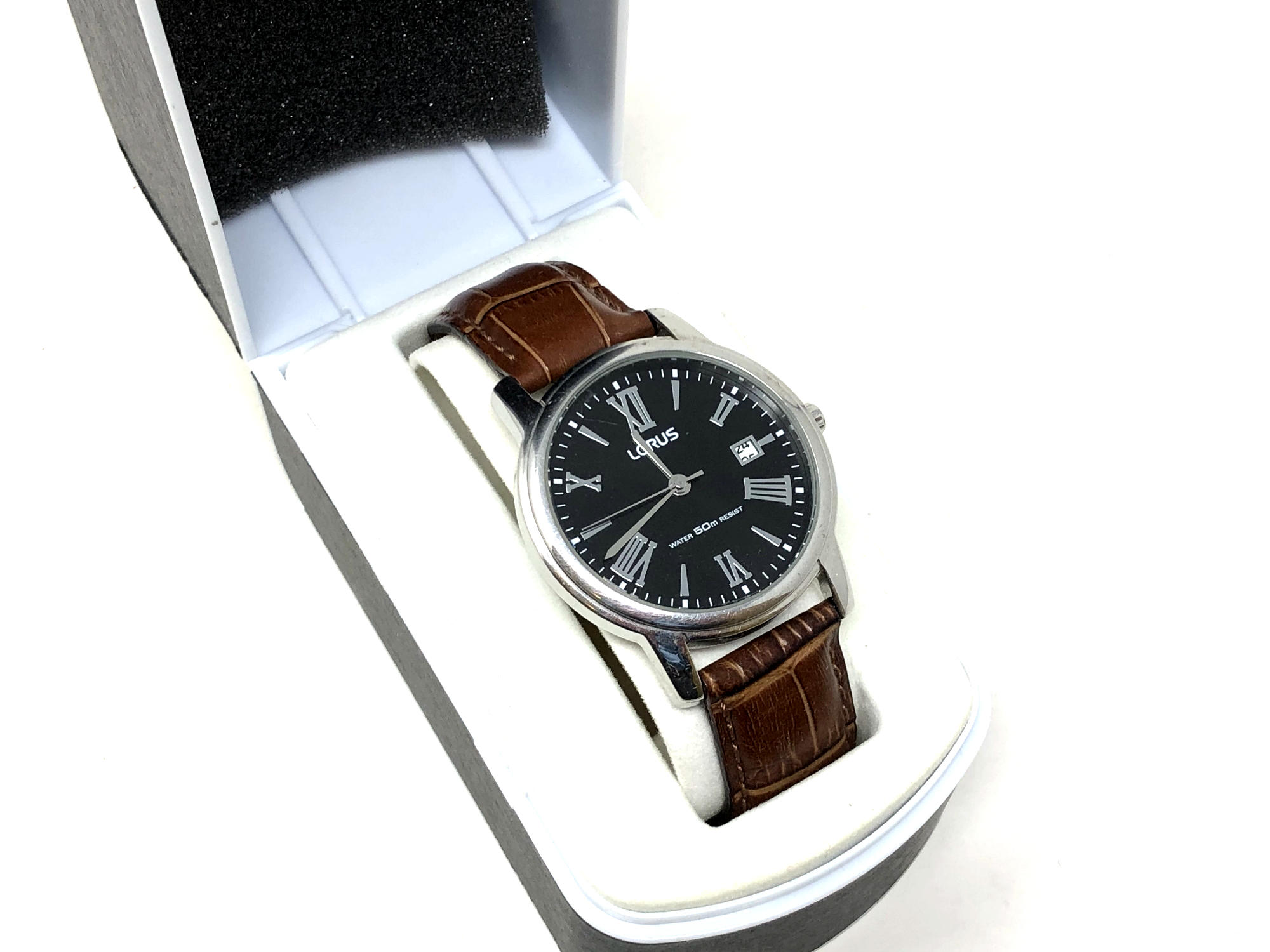 A gent's stainless steel Lorus quartz calendar wristwatch, boxed.