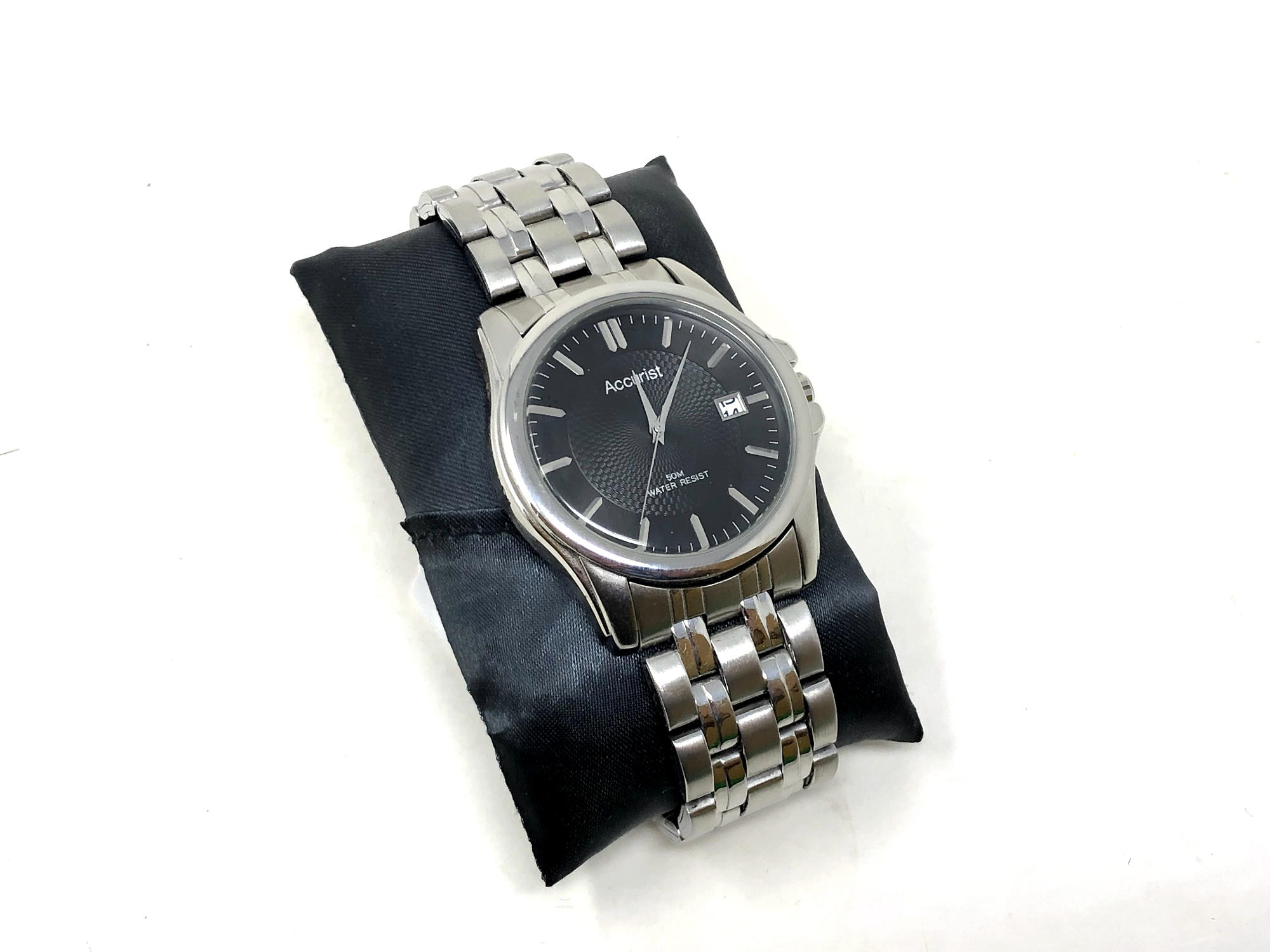 A gent's stainless steel Accurist quartz calendar wristwatch.