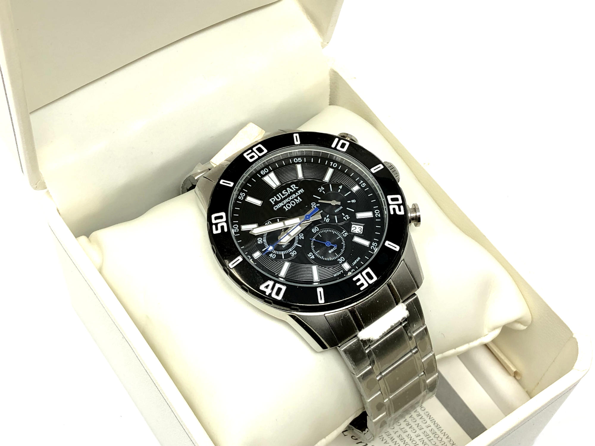 A gent's Pulsar stainless steel quartz calendar wristwatch, boxed.