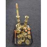 A tray containing antique and later brass ware to include candlesticks, horse brasses,