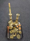 A tray containing antique and later brass ware to include candlesticks, horse brasses,