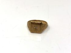 A gent's 9ct gold signet ring set with a diamond, size P1/2. CONDITION REPORT: 5.