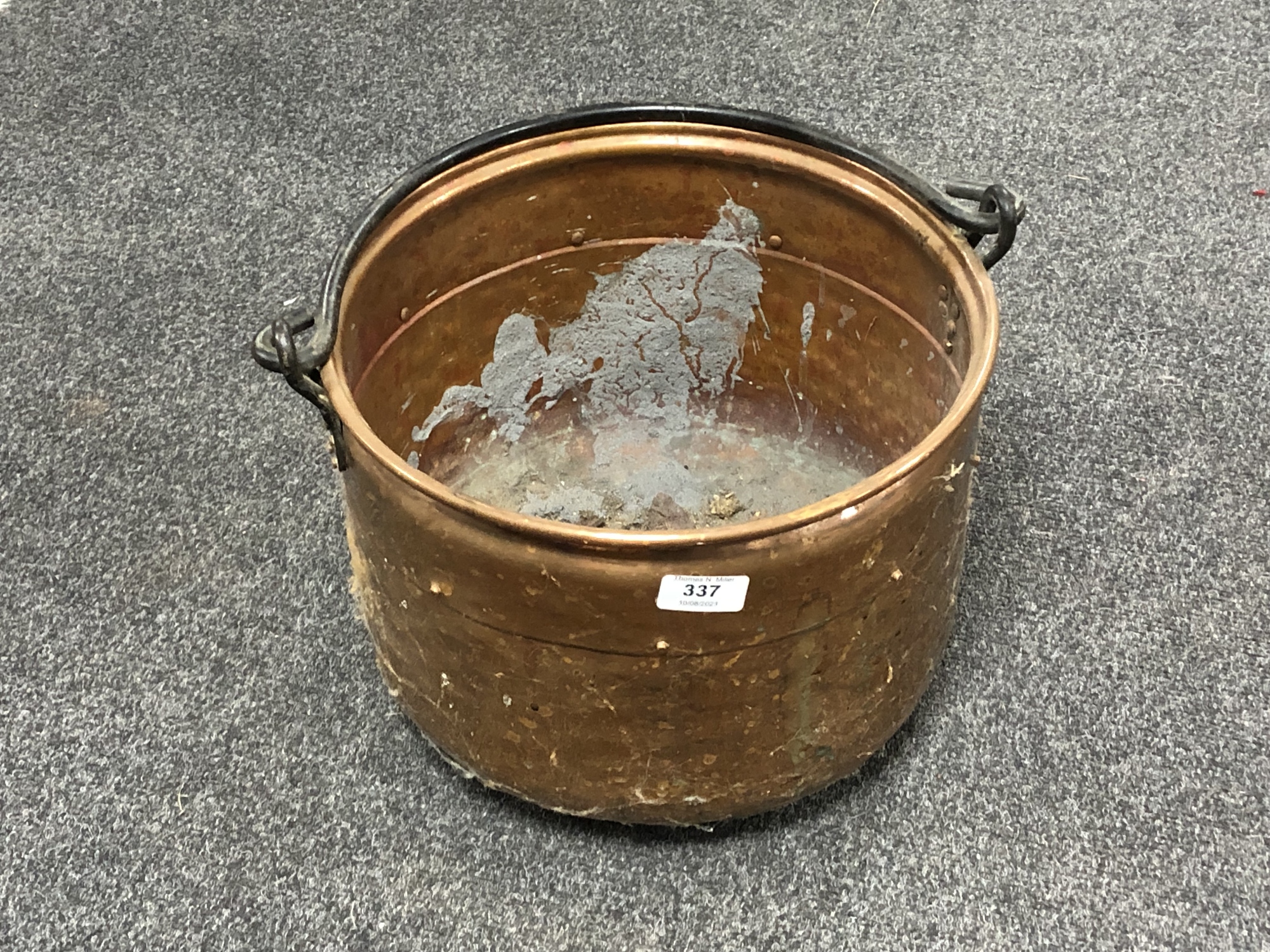 A swing handled copper cooking pot