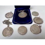 A collection of assorted coins to include Barbados $5, silver jubilee crown,