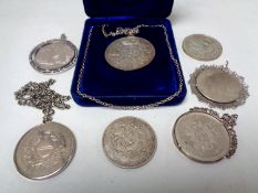 A collection of assorted coins to include Barbados $5, silver jubilee crown,