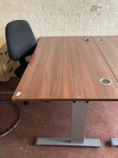 A Dark oak effect desk, width 140 cm, together with a black swivel chair.