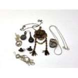 Assorted silver jewellery.