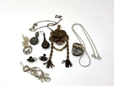 Assorted silver jewellery.