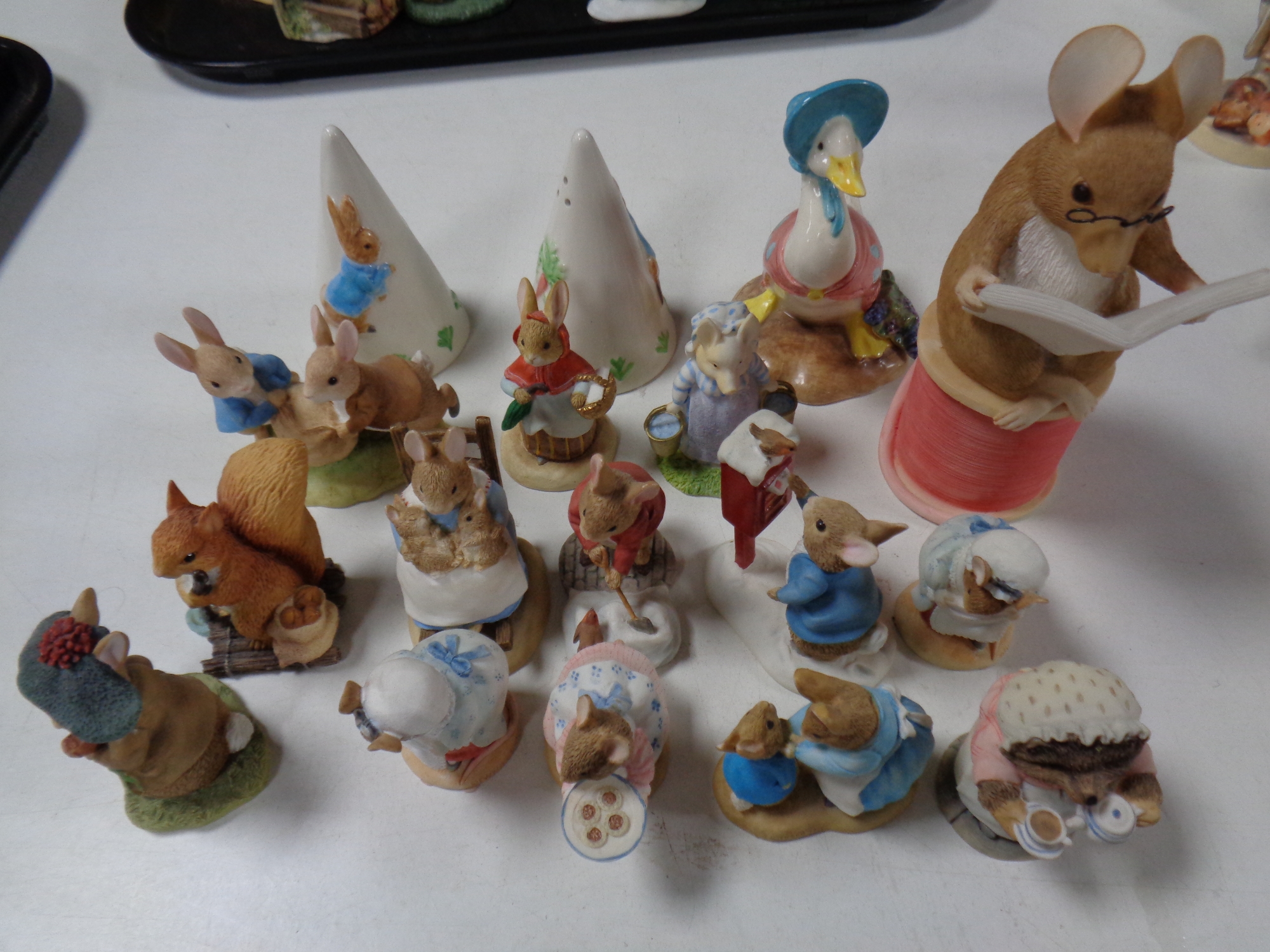 A tray containing 15 assorted Beatrix Potter Border Fine Arts figures together with a pair of