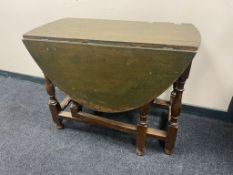 An Edwardian oak drop leaf table