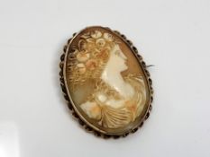 An antique gold cameo brooch 36.4 mm x 48.21 mm.