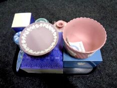 A tray containing six pieces of boxed Wedgwood jasperware, various colours,