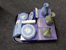 A tray containing eight pieces of boxed Wedgwood jasperware