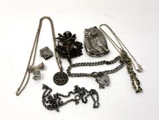 Assorted silver jewellery.