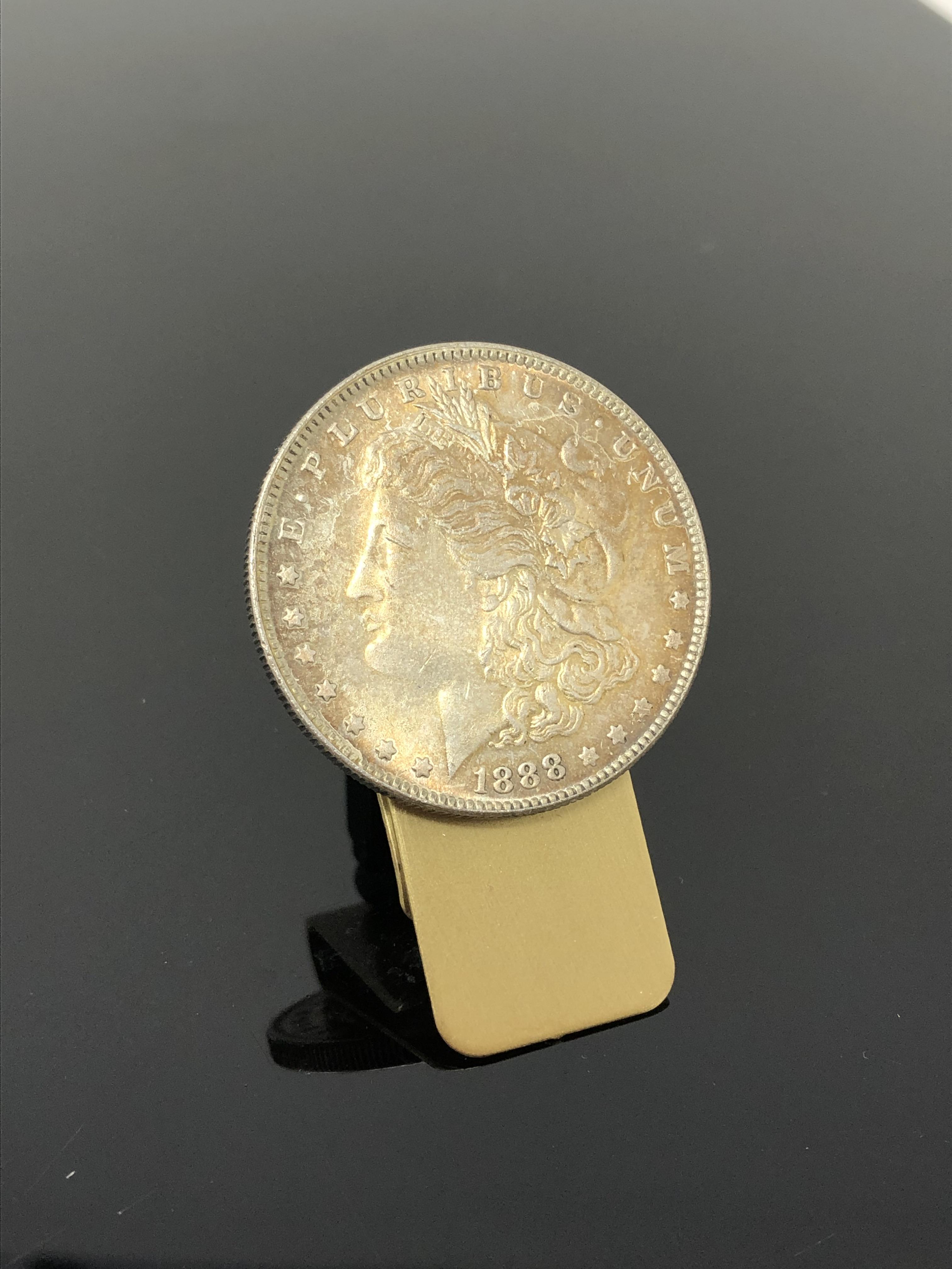 A money clip mounted with an American US dollar coin