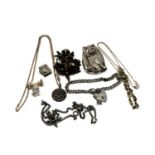 Assorted silver jewellery.