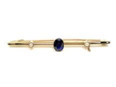 A 15ct gold brooch set with a sapphire, 2.9g.