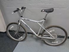 A Daewoo Genius gent's mountain bike