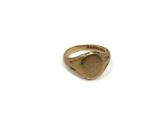 A 9ct gold gentleman's signet ring, 5.