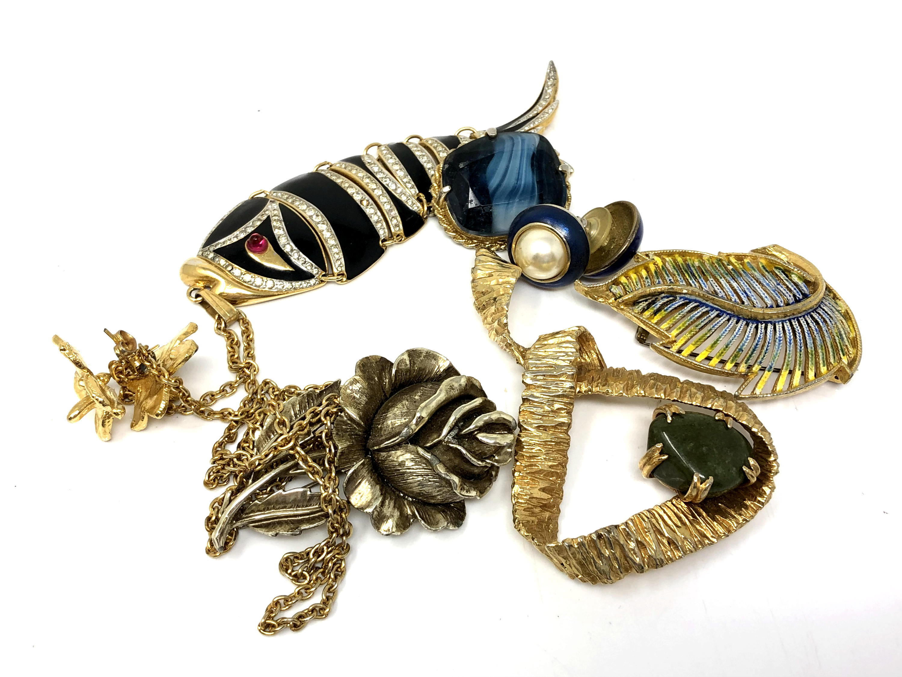 A small quantity of costume jewellery, brooches,