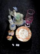 A tray containing a Royal Doulton 40th glass vase, two Wedgwood cabinet plates,