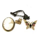 Four costume brooches to include cameo,