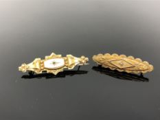 Two 9ct gold brooches. CONDITION REPORT: 3.6g gross.