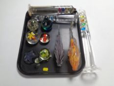 A tray of assorted glass ware to include two Venetian glass fish,