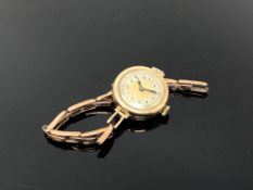 A lady's 9ct gold cased wristwatch on 9ct gold strap (a/f).