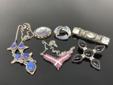 A collection of silver jewellery