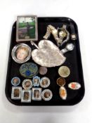 A tray containing assorted lady's and gent's wristwatches to include Sekonda and Citizen plated