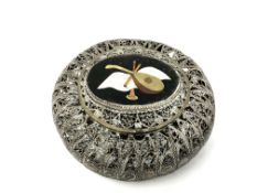 A Continental white metal filigree storage pot with pietra dura inlaid lid, diameter 8.5 cm.