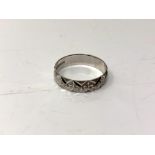 A 9ct white gold band ring, size Q.