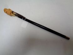 A small vintage swagger stick with head of Charles De Gaulle, length 39 cm.