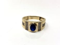 A gent's 14ct gold synthetic sapphire ring, size V. CONDITION REPORT: 4.